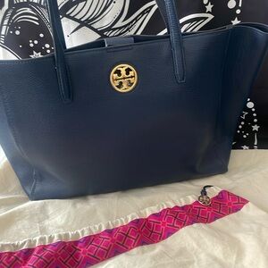 Very pretty blue Tory Burch carson tote. 💙